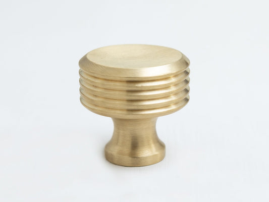 Solid Brass Kitchen Pull Handles & Knobs | Reeded Design - Brass bee